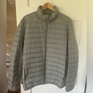 Uniqlo Men’s Lightweight Puffer Coat in Grey Size Large
